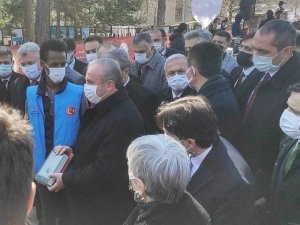 Türkiye Diyanet Vakfı, Taceddin Dergahı’nda Kur’an-ı Kerim ve Safahat kitabını dağıttı