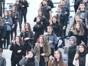 İstiklal Marşını işaret diliyle seslendirdiler