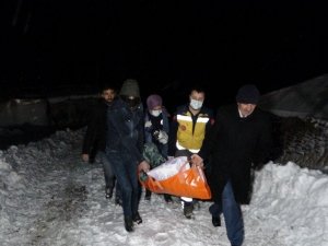 Köy yolu kardan kapandı, hasta 5 saatlik çalışmayla hastaneye ulaştırıldı