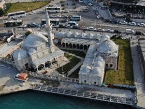İstanbul’da 5 asırlık camiyi çatlattılar