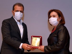 Sağlık çalışanlarından Başkan Seçer plaket