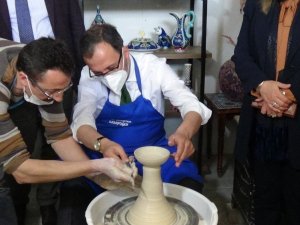Bakan Kasapoğlu çini çarkı başında