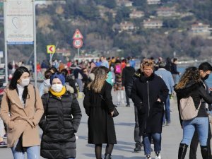 Kısıtlamasız Cumartesi’yi fırsat bilen İstanbullular Arnavutköy Sahili’ne akın etti