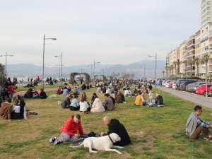 İzmir’de ‘kırmızı alarm’ uyarısına rağmen ürküten yoğunluk