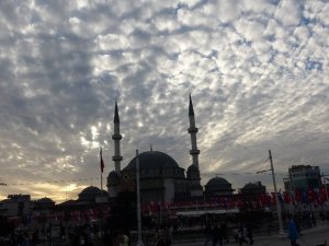 İstanbul’da bulutların oluşturduğu manzara mest etti