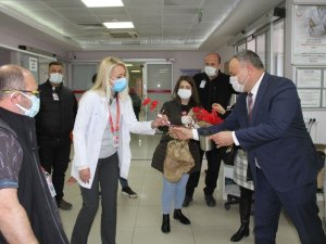 Buca Belediyesinden sağlıkçılara kırmızı karanfil