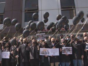 Covid-19’dan ölen doktorlar için meslektaşları siyah önlük giydi