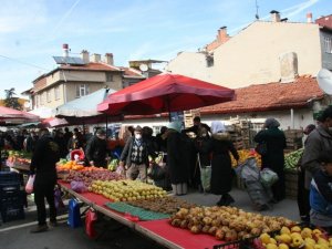 Normalleşme süreci hafta sonu pazarların açılması vatandaş ve esnafı memnun etti