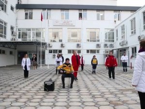 Sağlık çalışanları kamera karşısına geçip türkü söyledi