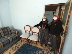 Yangından son anda kurtulan yaşlı çifte yardım eli