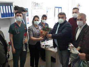 Gazeteciler, sağlık çalışanlarının bayramını kutladı