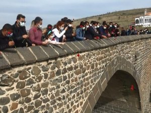 Korona virüsten hayatını kaybeden sağlık çalışanları anısına Dicle Nehri’ne karanfil bırakıldı