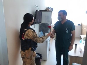 Jandarmadan sağlıkçılara çiçekli kutlama