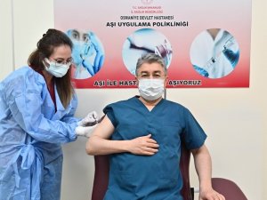 Vali Erdinç Yılmaz, korona virüs aşısının ikinci dozunu yaptırdı