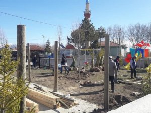 Çocuk parkına ağaç dikimi