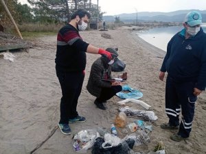 TÜRÇEV Akyaka’da plaj temizliği yaptı