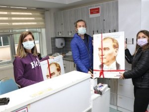 Safranbolu Belediyesi doktorların gününü kutlayıp Atatürk tablosu hediye etti