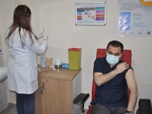 Vali Türker Öksüz’e ikinci doz aşısı yapıldı