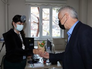 Başkan Bilgin, sağlık çalışanlarına çiçek dağıttı