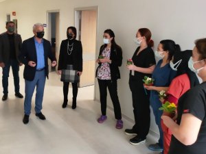 Kendisini korona virüsten kurtaran sağlıkçıları unutmadı