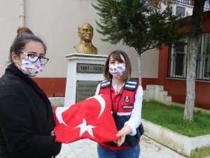 Jandarmadan miniklere bayrak hediyesi