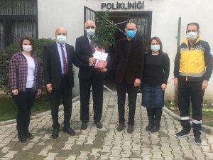 Salihli Belediyesinden sağlık çalışanlarına çiçekli kutlama