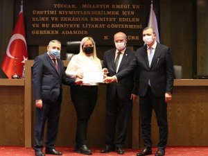 ATO’nun emlak danışmanlığı eğitimini tamamlayan katılımcılar sertifikalarını aldı