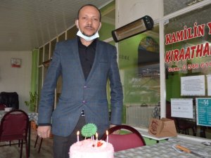 Tavşanlılı esnaf pasta keserek ’Koronasız’ günler diledi
