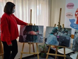 Kadın doktor hastane koridorunda pandemi de yaşananları açtığı sergi ile anlattı