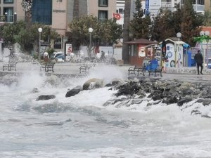 Kuşadası’nda fırtına etkili oldu