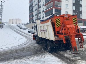 Keçiören’in yüksek noktalarında yoğun kar mesaisi