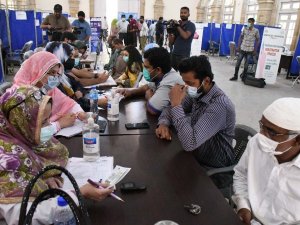 Pakistan’da 100 yaşındaki adam Covid-19 aşısı oldu