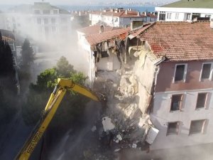 Büyükçekmece’de deprem riski taşıyan 8 bina yıkıldı