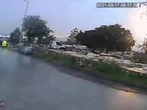 Yüksek gerilim hattına yıldırım isabet etti, o anlara kameraya yansıdı