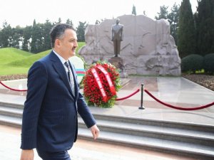 Bakan Pakdemirli, Bakü’de şehitlikleri ziyaret etti