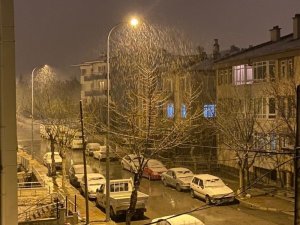 Afyonkarahisar’da gece yarısı kar yağışı sürprizi