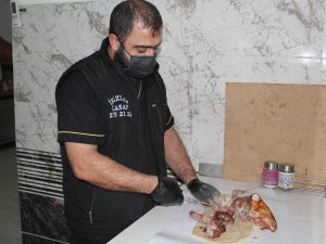 İzmirlilerin vazgeçilmez lezzeti közde şiş kuzu kelle