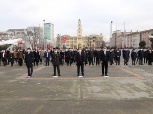 Gaziler, genç bisikletçilerin Çanakkale’den getirdikleri toprakla ağaç dikti
