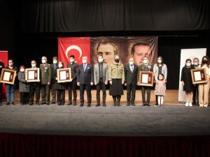 İzmir’de şehit aileleri ve gazilere devlet övünç madalyası