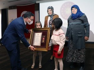 Afyonkarahisar şehidinin ikiz kızlarına ’Devlet Övünç’ madalyası