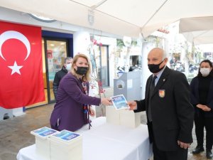 Yaşlılara Saygı Haftası’nda Cevat Şakir kitabı hediye edildi