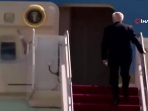 Biden uçağa binerken defalarca takıldı