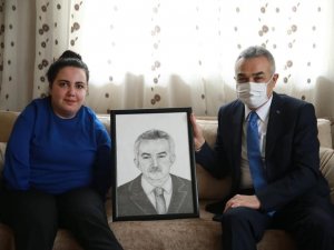 Ayağı ile çizdiği kara kalem portreyi Milletvekili Savaş’a hediye etti