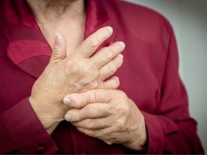 Ailesinde romatoid artrit vakası olan kişilerde hastalığın görülme riski 10 kat fazla