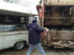 Pazar yerinde açık satılan 85 kilo çiğ et imha edildi