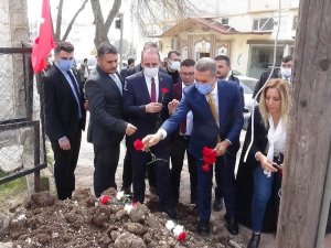 Sarıgül, Kilis’te roket düşen bölgede incelemelerde bulundu, güvercin uçurdu
