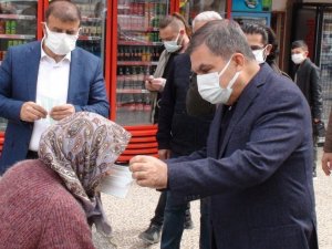 Maskesiz dışarı çıkan kadına Vali kendi elleriyle maske taktı