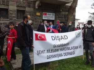 Diyarbakır’da toplantı öncesi şehit yakınları kahrolsun PKK sloganlarıyla yürüdü