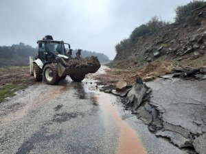 Yunusemre Belediyesi heyelan nedeniyle kapanan yolu açtı