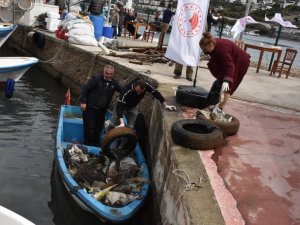 Deniz dibinden tonlarca çöp çıktı